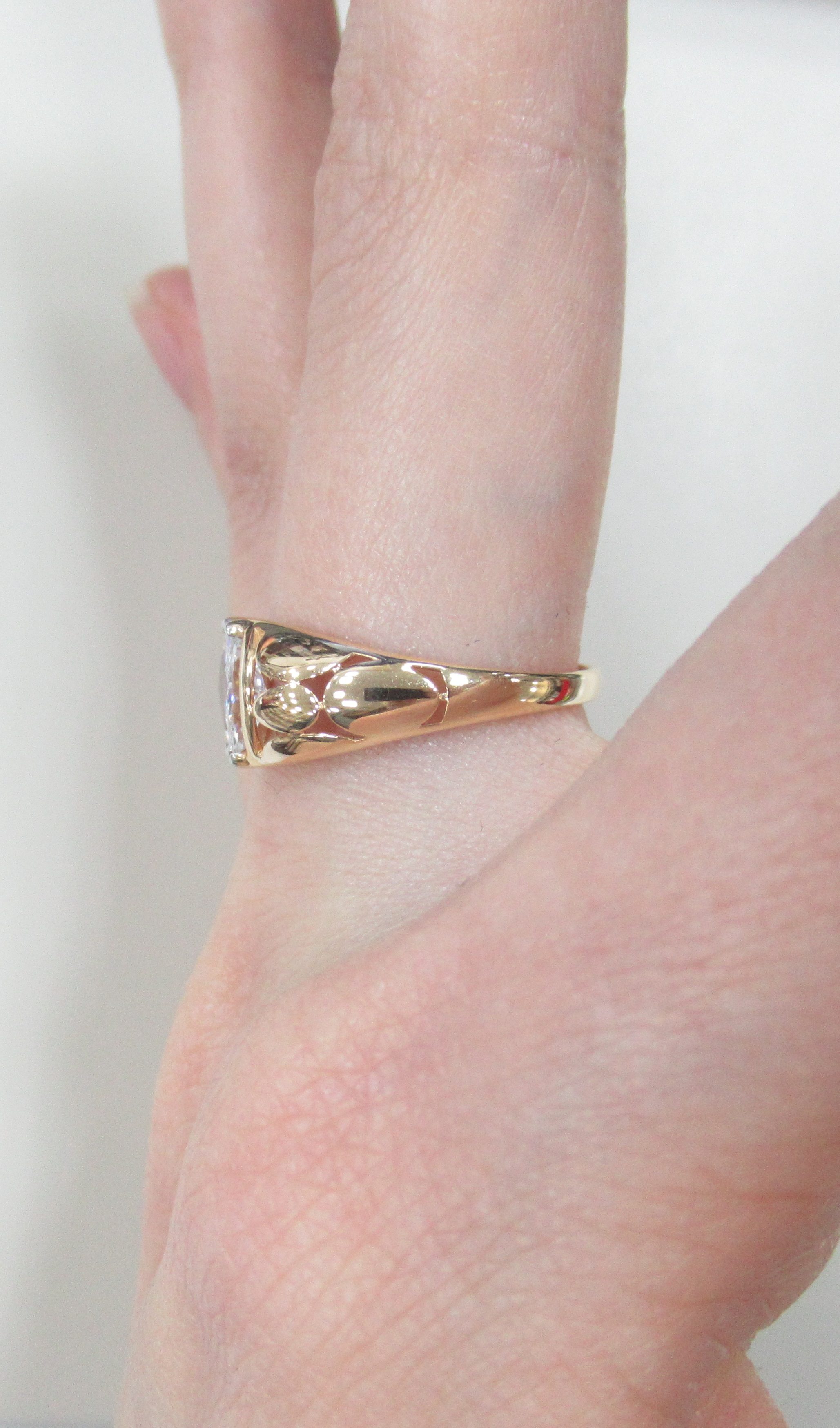 Кольцо из желтого золота с фианитами